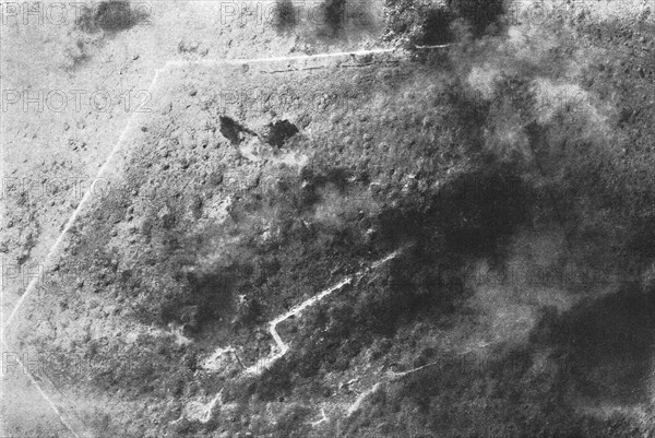 'Le Fort de Douaumont. La preparation d'artillerie; le 22 mai, a 10heures. -- deux heures..., 1916. Creator: Unknown.