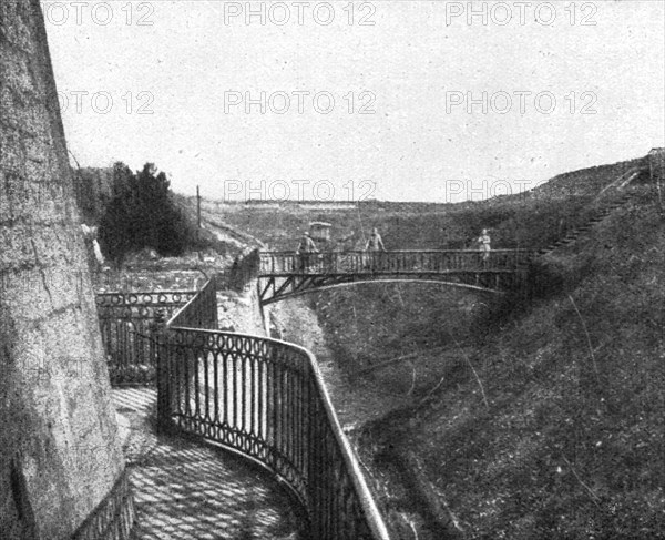 'Les combats de Douaumont; Le fosse et l'entrée principale du fort de Douaumont au debut..., 1916. Creator: Unknown.