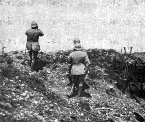 ''Le general Mangin (a gauche) observant Douaumont pendant l'attaque', 1916. Creator: Unknown.