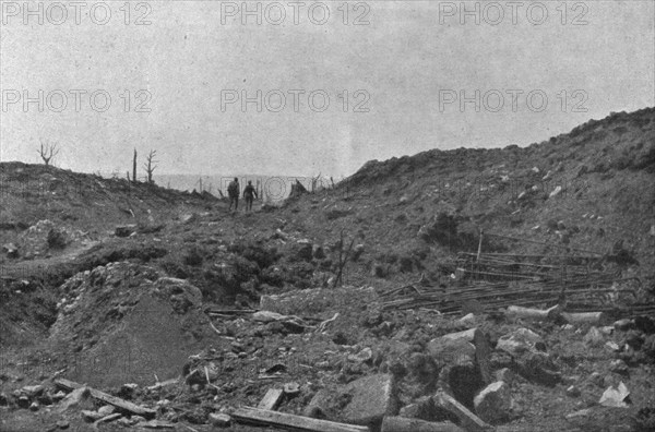 'Pendant l'affaire de Douaumont, le 22 mai.-- Deux coureurs venant des premieres lignes..., 1916. Creator: Unknown.