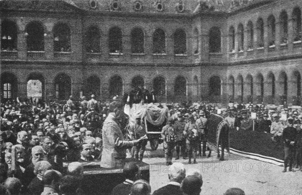 'Les Funerailles du general Gallieni a Paris et a Saint-Raphael; Aux Invalides: le..., 1916. Creator: Unknown.