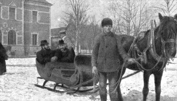 'France et Russie; A la gare frontiere de Haparanda: Un traineau va conduire les voyageurs..., 1916. Creator: Unknown.