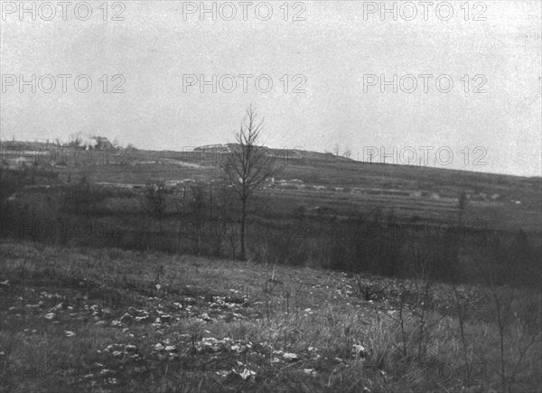 '' Le Fort de Vaux; La silhouette du fort, vue du Sud-Est', 1916. Creator: Unknown.