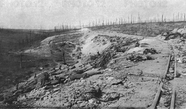 ' Le Fort de Vaux; Le "ravin de la mort" de Douaumont. Entre les forts de Douaumont et..., 1916. Creator: Unknown.