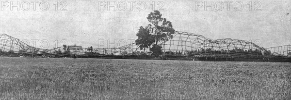 'Les deux derniers zeppelins abattus par les Anglais; Le carcasse du L33, avarie et..., 1916. Creator: Unknown.