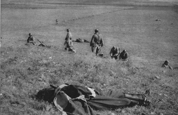 'La Campagne Macedonienne; Les cavaliers serbes a pied se deploient en ligne de..., 1916. Creator: Unknown.