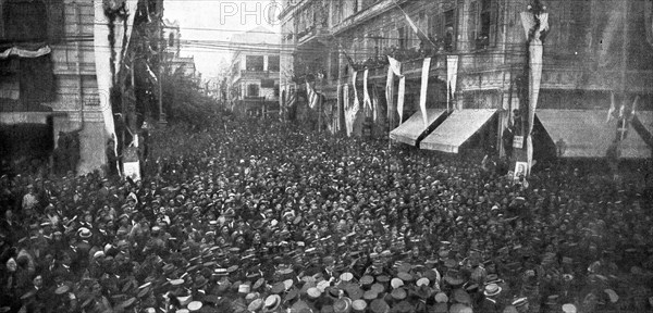 'Les evenements de Grece: M. Venizelos a Salonique; La foule entourant et saluant le general...1916. Creator: Unknown.