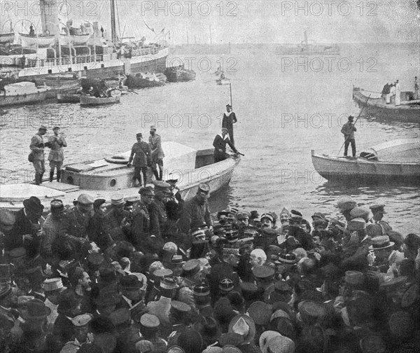 'Les evenements de Grece: M. Venizelos a Salonique; sur le quai: l'entrevue du general..., 1916. Creator: Unknown.