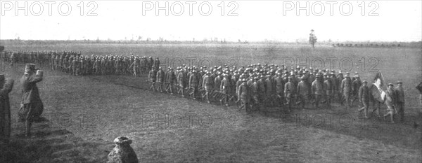 'Sur le front Italien: ceremonie a la memoire des grenadiers; au cours de la ceremonie..., 1916. Creator: Unknown.