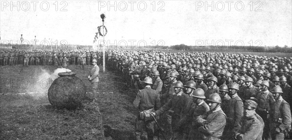 'Sur le front Italien: ceremonie a la memoire des grenadiers; parmi une decoration de mats..., 1916. Creator: Unknown.