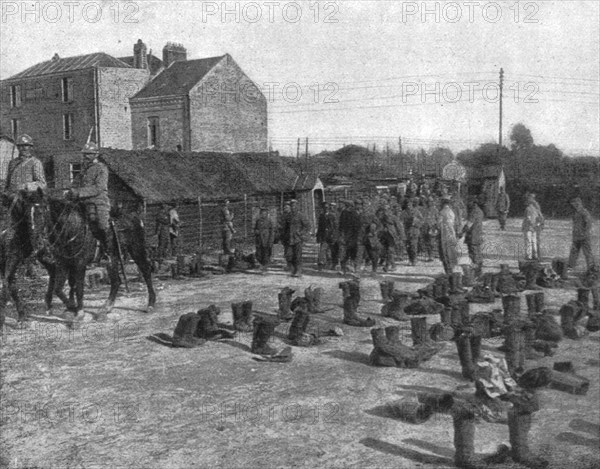 'Les prisonniers au camp; pendant que les prisonniers allemands sont a la douche..., 1916. Creator: Unknown.