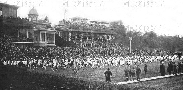 'Le "Cross" des allies a Auteuil; le bataillon des concurrents francais, anglais et belges...', 1916 Creator: Unknown.