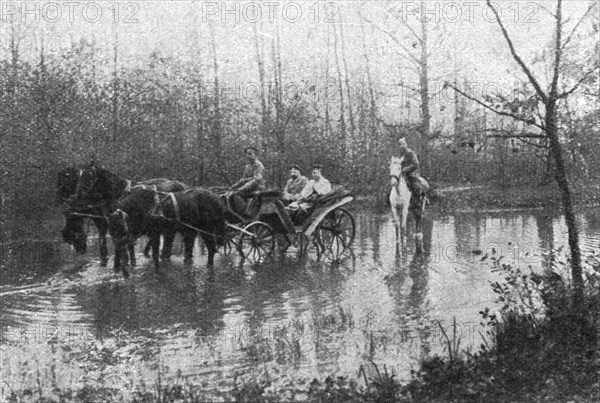 'Visions de guerre sur le front russe; la route dans les marecages. Quand ce cliché fut...', 1916. Creator: Unknown.