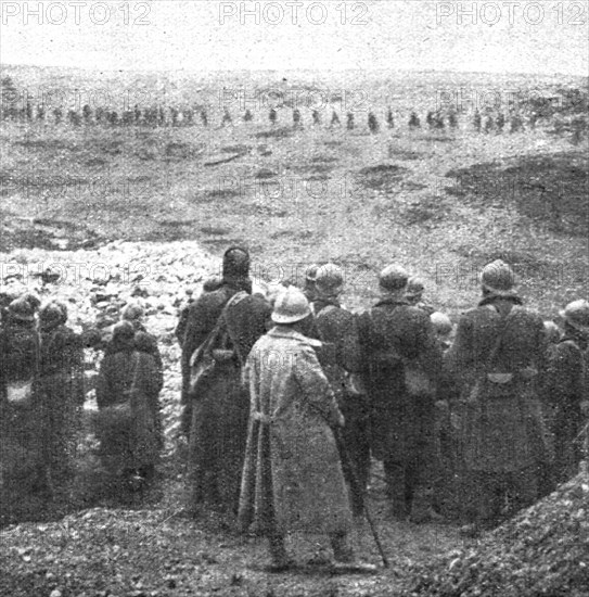 'De l'emplacement de la ferme Thiaumont, les Senegalais regardent defiler les prisonniers..., 1916. Creator: Unknown.