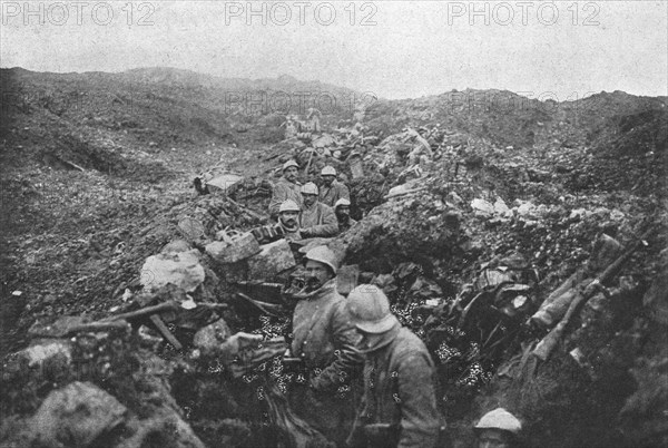 'Apres la reprise du Fort de Douaumont; Boyau allemand partant du fort et converti en..., 1916. Creator: Unknown.