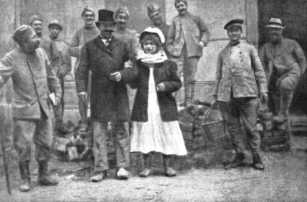 'Les heros s'amusent : redescendus de Douaumont a Verdun, deux coloniaux du regiment du..., 1916. Creator: Unknown.