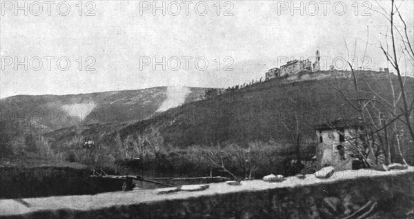 'Les succes Italiens du Carso; ruines du sanctuaire de San Grado di Merna : au fond, les..., 1916. Creator: Unknown.