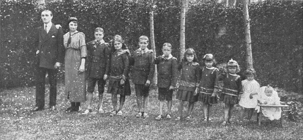 'Les belles familles; les onze enfants de M. et Mme Meresse, photographies avant la..., 1916. Creators: Unknown, M Meresse.