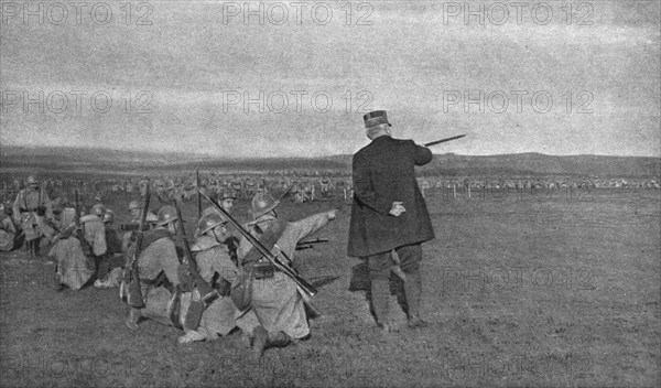 'Aux camps d'instruction de la classe 17; le generalissime et les jeunes mitrailleurs', 1916. Creator: Unknown.