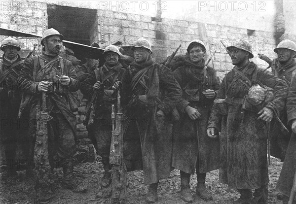 'Ceux qui descendent de Douaumont; le premier groupe de soldats revenant du fort au poste..., 1916. Creator: Unknown.