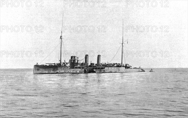 'Le combat du "Rigel" et d'un sous-marin; le "Rigel" vu par le travers : a la hauteur de la..., 1916 Creator: Unknown.