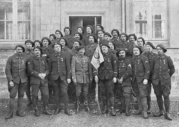 'Le capitaine Desombourg au milieu d'un groupe du 116e bataillon de chasseurs alpins', 1916. Creator: Unknown.
