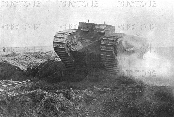 'Un tank en action; la tourelle de gauche est armee d'un petit canon de marine a tir rapide', 1916. Creator: Unknown.