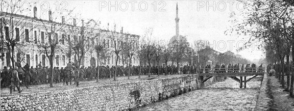 'Les allies a Monastir; defile de prisonniers bulgares, le 19 novembre, sur les quais de..., 1916. Creator: Unknown.