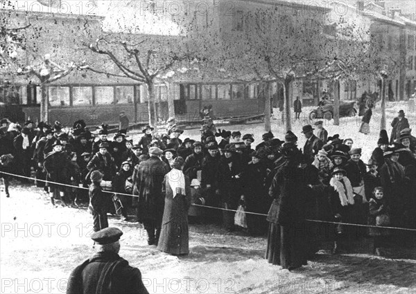 'Les rapatries du Nord de la France a annemasse (Haute-Savoie); une arrivee de..., 1916. Creator: Unknown.