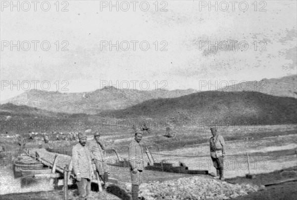 'Pont de bateaux sur la Tcherna pres de Skotchivir', 1916. Creator: Unknown.