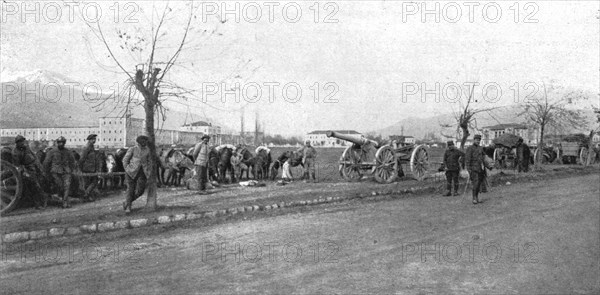 'L'artillerie lourde francaise traversant Monastir, le 20 novembre, avant d'aller occuper..., 1916. Creator: Unknown.