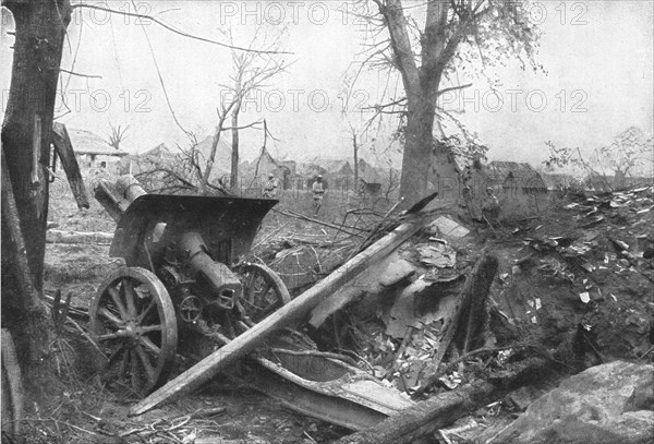 'Notre avance poursuivie; Obusier allemand trouve par nos troupes a Herbecourt..., 1916 (1924) Creator: Unknown.