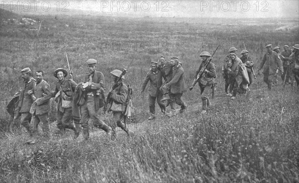 'Les Succes Britanniques au Nord de la Somme; Prisonniers allemands blesses..., 1916 (1924) Creator: Unknown.