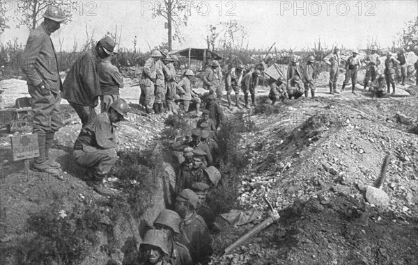 'Les Peripeties d'une Attaque; L' attaque a reussi: le long des boyaux, des prisonnier... 1916 (1924 Creator: Unknown.