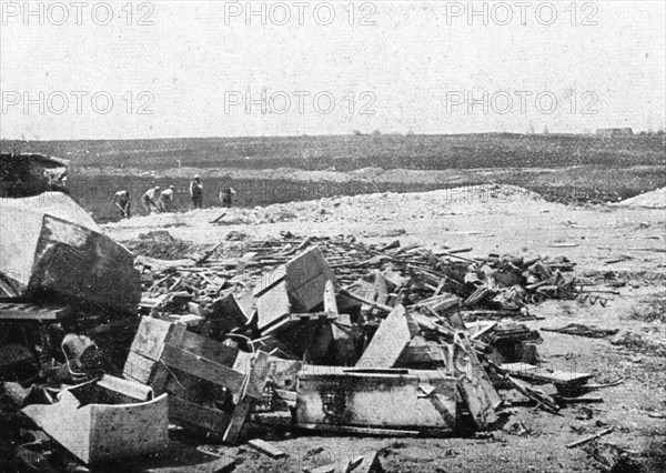 'Les Peripeties d'une Attaque; Apres notre avance: nettoyage du champ de bataille et..., 1916 (1924) Creator: Unknown.