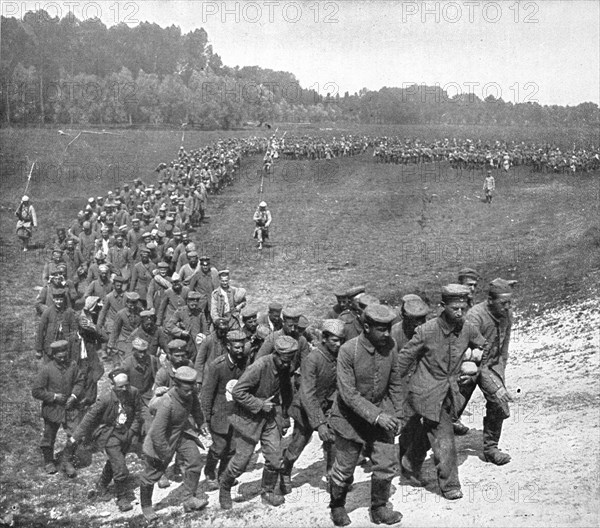 'Les "Douceurs" de la captivite; convoi de prisonniers en marche vers la gare..., 1916 (1924) Creator: Unknown.