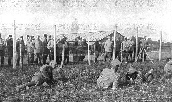 'Le Coin des Officiers; Groupe d'officiers allemands prisonniers dans un des enclos..., 1916 (1924) Creator: Unknown.