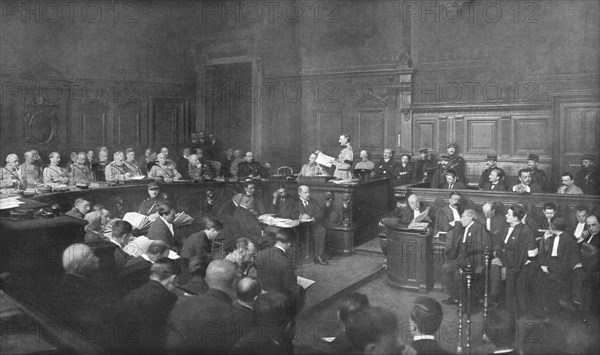 'Le defaitisme et les grands proces; le proces Lenoir - Charles Humbert; la lecture du..., 1919. Creator: Jean Clair-Guyot.