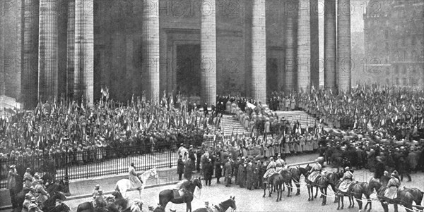 'L'apotheose du Soldat; le 11 novembre 1920, le cercueil du Soldat, porte par huit..., 1920. Creator: H Manuel.