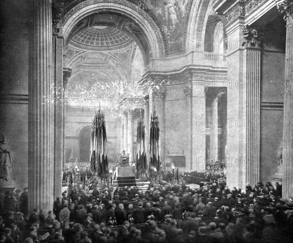 'L'apotheose du Soldat; le ceremonie du Pantheon: pendant le discours du president..., 1920. Creator: Unknown.