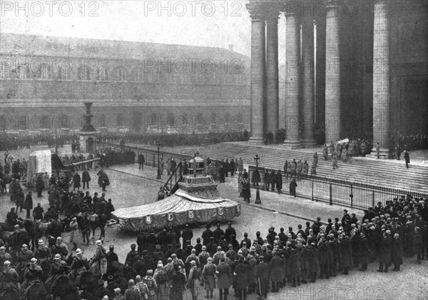 'L'apotheose du Soldat; le cercueil du Soldat sort du Pantheon: sur la place, le canon de..., 1920. Creator: Unknown.