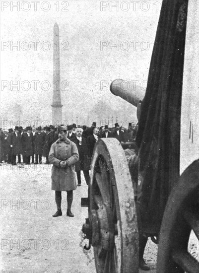 'L'apotheose du Soldat; Un arret place de la Concorde: M Millerand et le groupe..., 1920. Creator: Unknown.