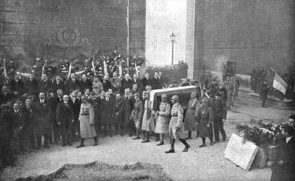 'La mise au tombeau; descendu de la salle haute de l'Arc de Triomphe, ou il avait ete depose...1920. Creator: Unknown.