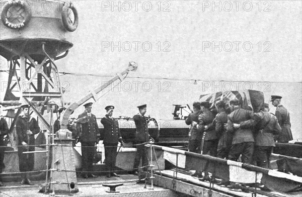 'Le "Combattant Inconnu" Britannique; a Boulogne: le cercueil est porte sur le contre..., 1920. Creator: Unknown.