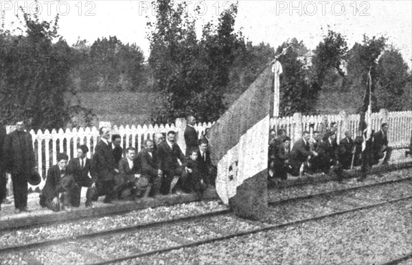 'Le "Soldat Inconnu" italien; la population agenouillee le long du trajet: les hommes avec...1921. Creator: Unknown.