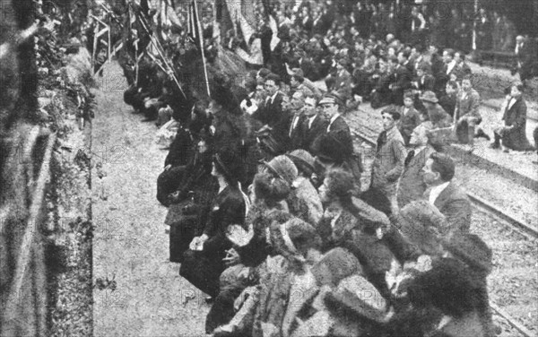 'Le "Soldat Inconnu" italien; la population agenouillee le long du trajet: les hommes avec...1921. Creator: Unknown.