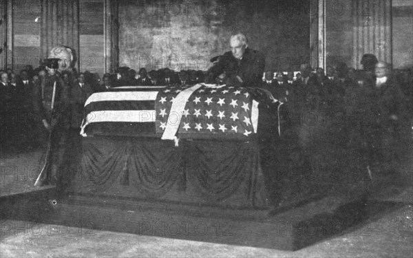 'Le "Soldat Inconnu" Americain; au Capitole de Washington: le president Harding dispose..., 1921. Creator: Unknown.