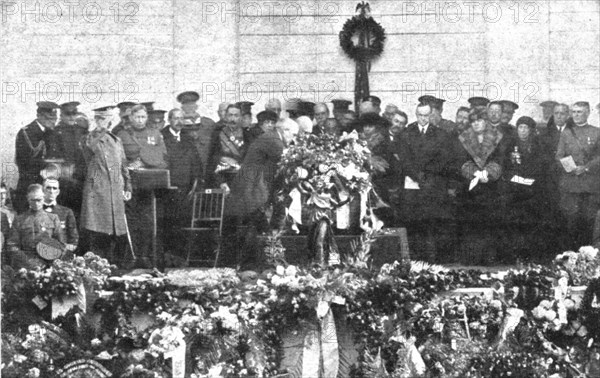 'Le "Soldat Inconnu" Americain; dans l'amphitheatre d'Arlington: les plus hautes... 1921. Creator: Unknown.