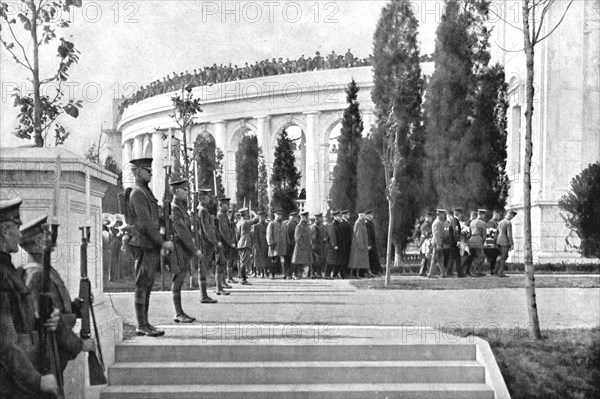 'Le "Soldat Inconnu" Americain; le cercueil contenent la depouille glorieuse arrive..., 1921. Creator: Unknown.