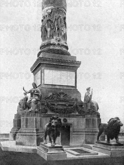 'Le "Soldat Inconnu" de Belgique; le tombe du "Soldat inconnu" belge au pied de la..., 1922. Creator: Unknown.